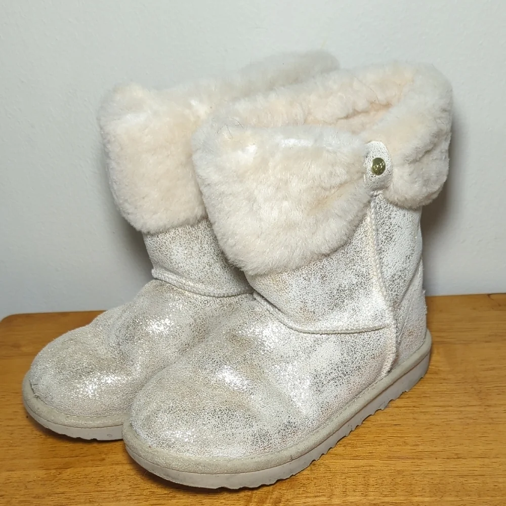 Ugg Kids Ramona Classic II Metallic Boot Silver + Cream Faux Fur Girls Size 3